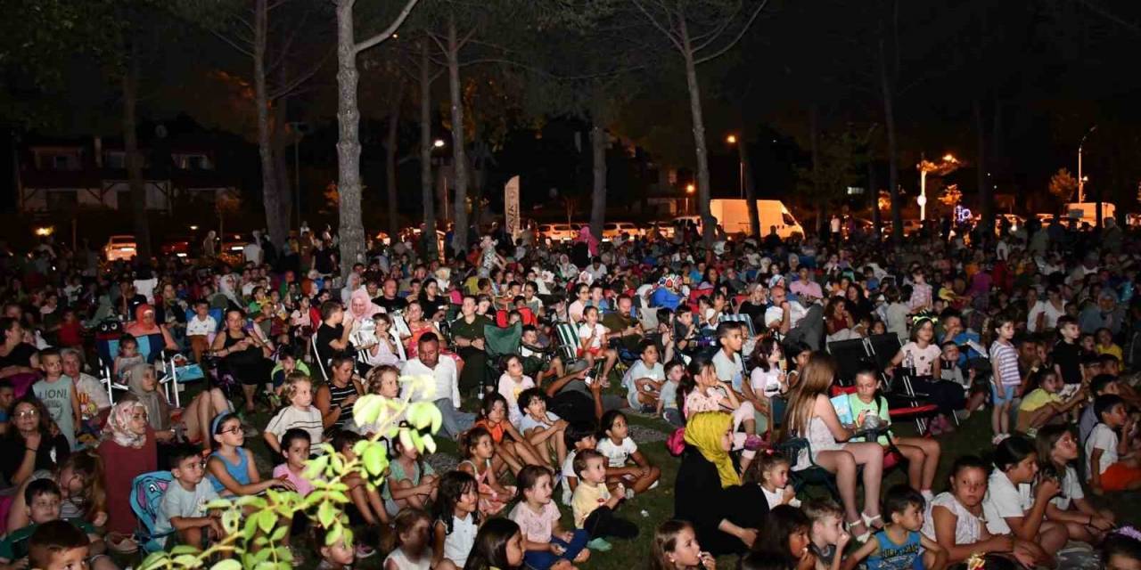 İznik’te Açık Hava Sinemasına Miniklerden Yoğun İlgi