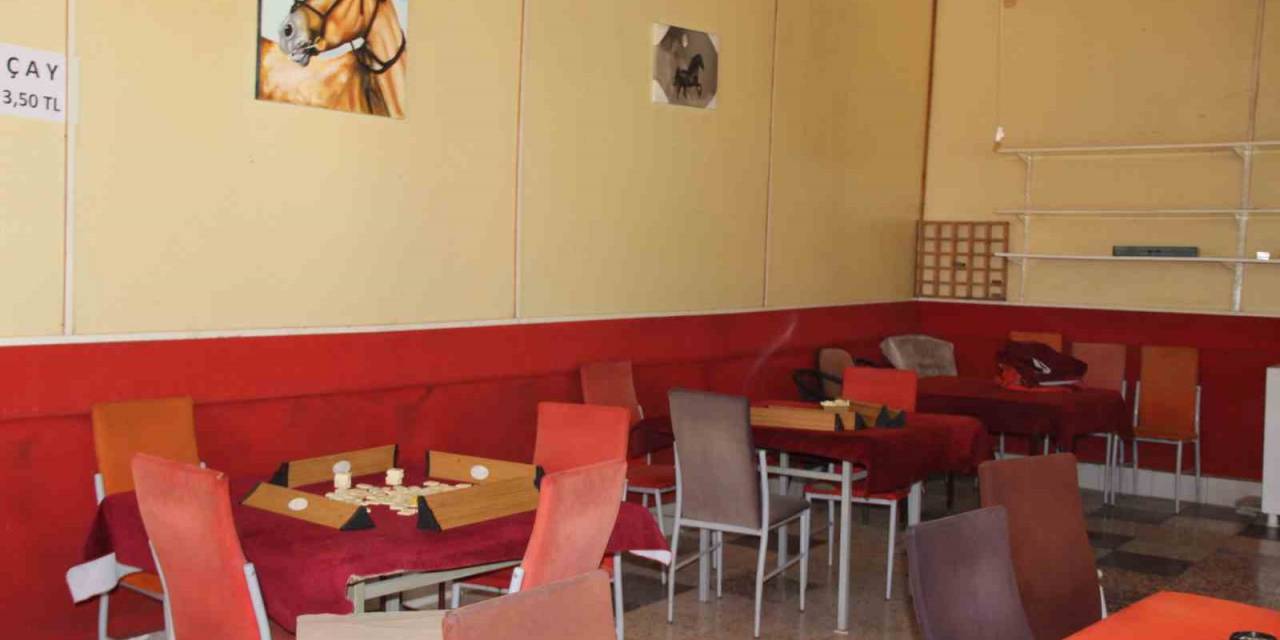 Elazığ’da Bunaltıcı Sıcaklarla Birlikte Kıraathaneler Boş Kaldı