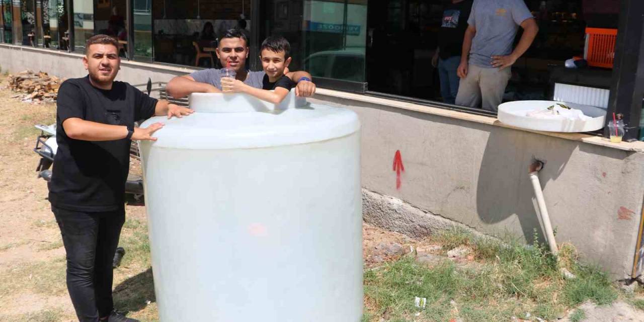 Fırıncılar 2 Tonluk Buzlu Varilde Serinledi