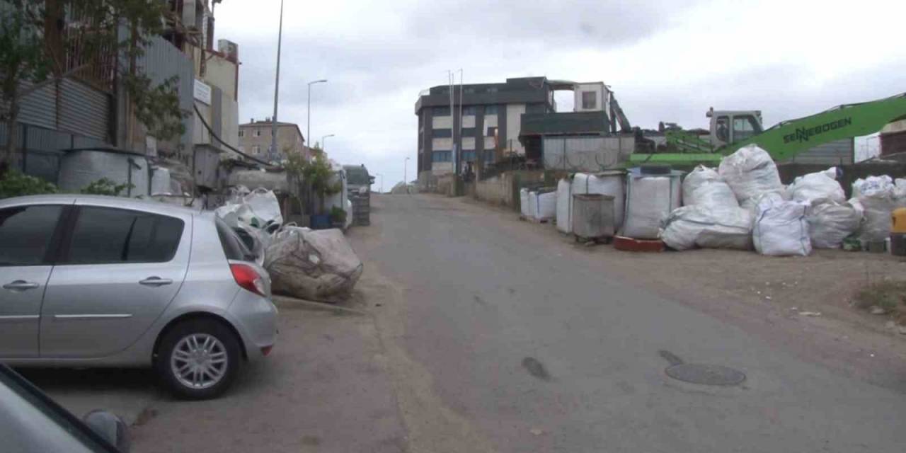 Ataşehir’de Hız Kavgası: Satır Ve Bıçakla Dükkan Bastı