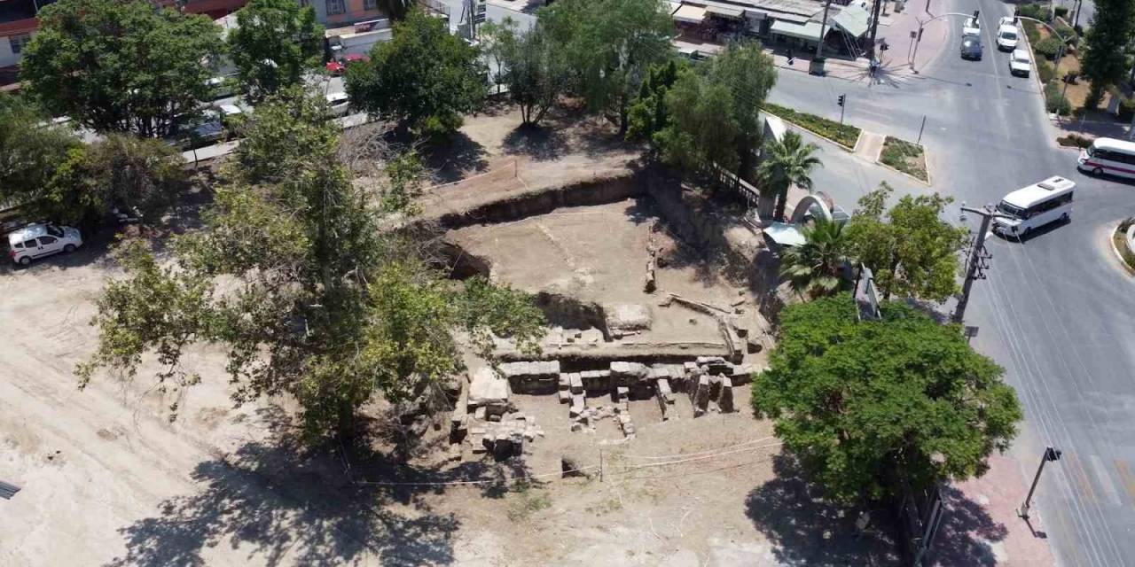 Tarsus’ta Kent Meydanı Çalışmaları Sürüyor