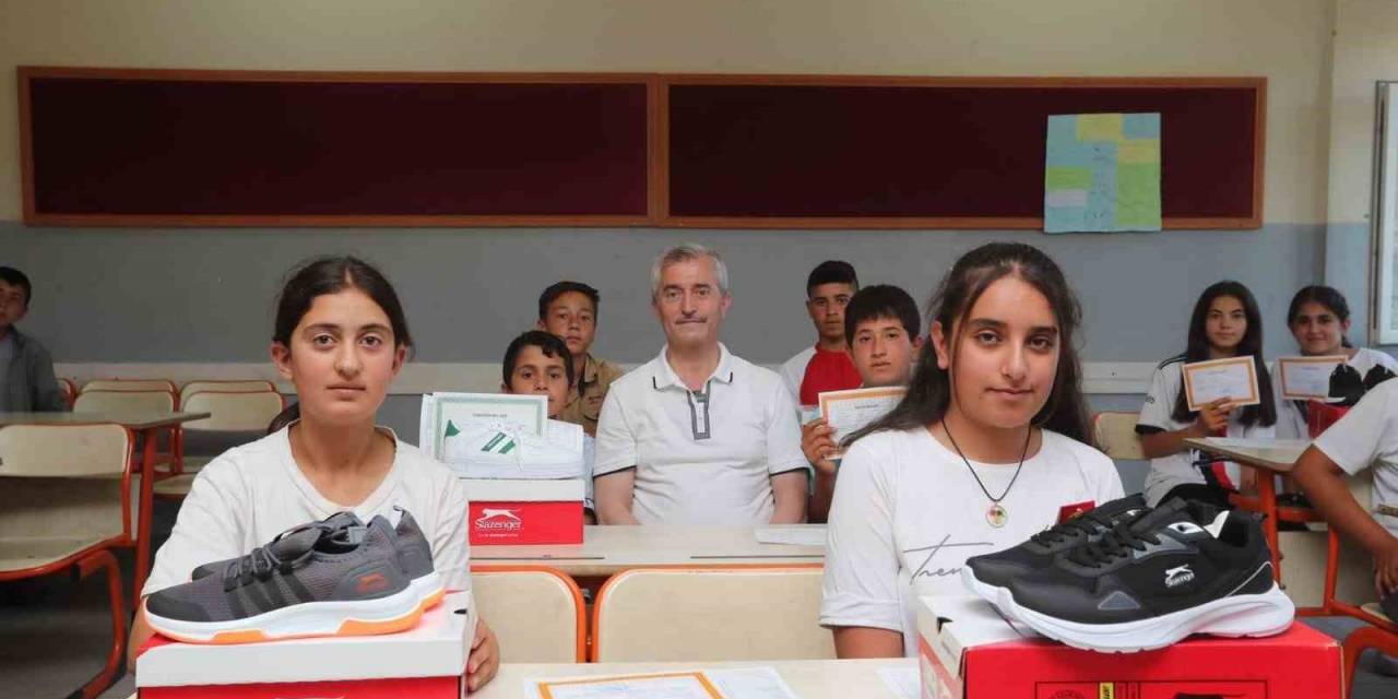 Şahinbey’de 1 Milyon Öğrenciye Spor Ayakkabısı