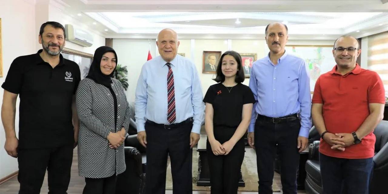 Başkan Pekmezci Lgs Türkiye Birincisi Özhan’ı Makamında Ağırlayarak Altın Hediye Etti