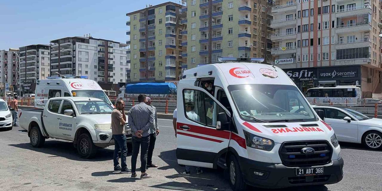 Ani Fren Sonucu İki Minibüsün Çarpıştığı Kazada 2 Kişi Yaralandı