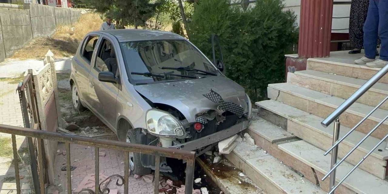 Elazığ’da Otomobil Apartman Bahçesine Uçtu: 3 Yaralı