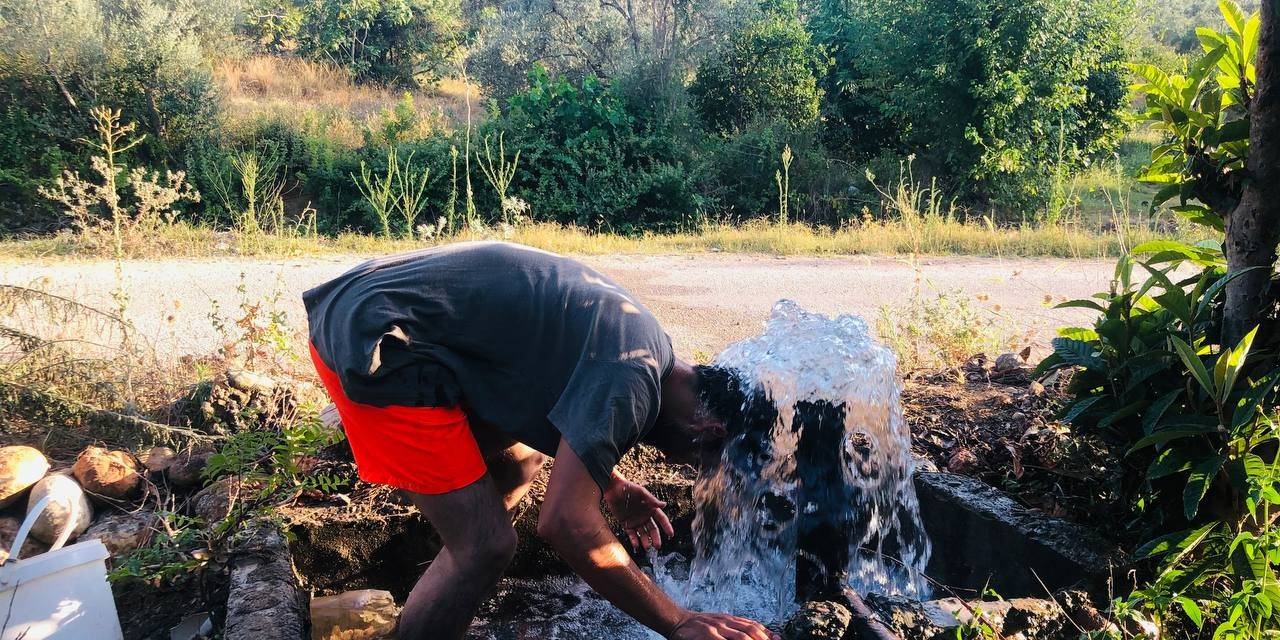 Narenciye Üreticileri Sıcakta Hem Ağaçları Hem Kendilerini Suluyor