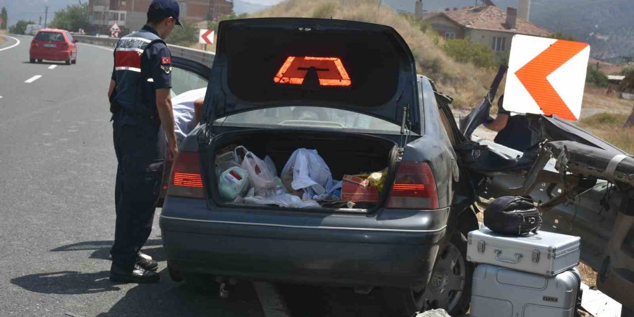 Bariyerlere Çarpan Otomobil Hurdaya Döndü: 1 Yaralı