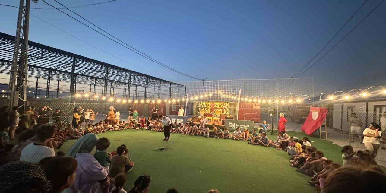 Depremzede Çocuklar Masallarla Güldü