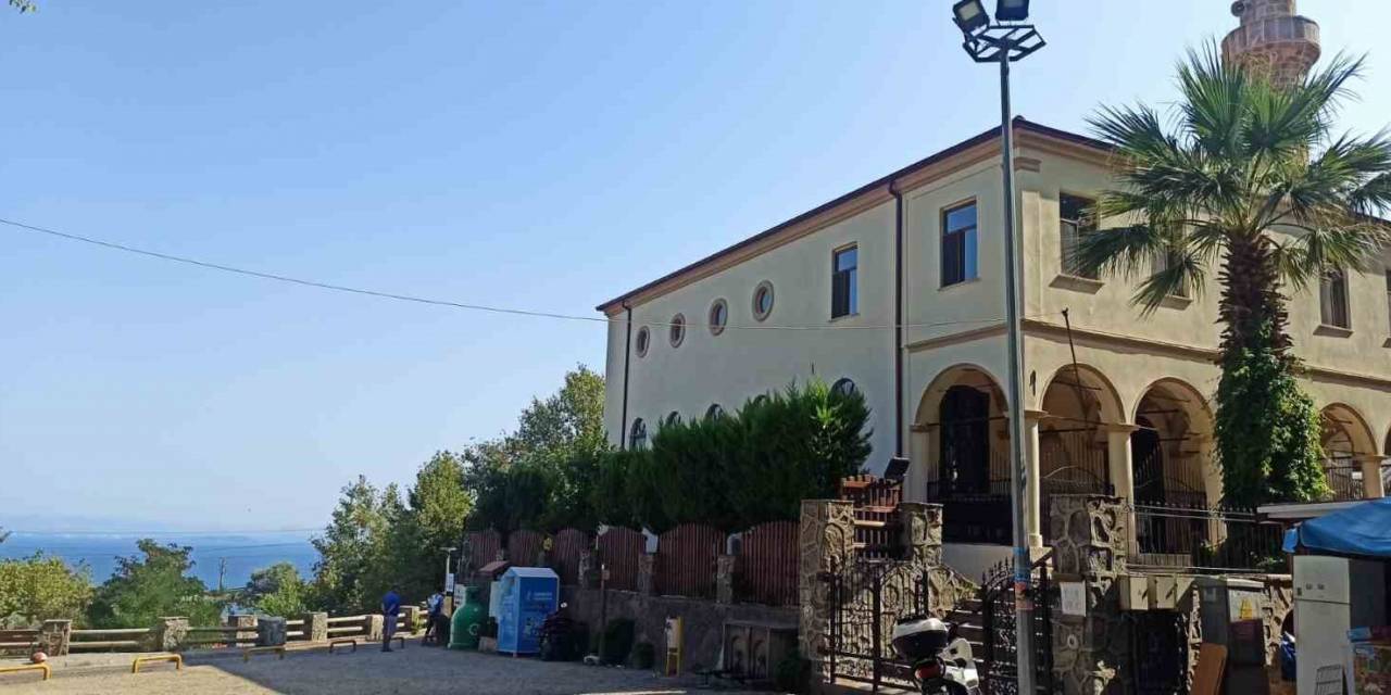 Altınoluk’ta Kundakçı Dede Cami İlgi Görüyor