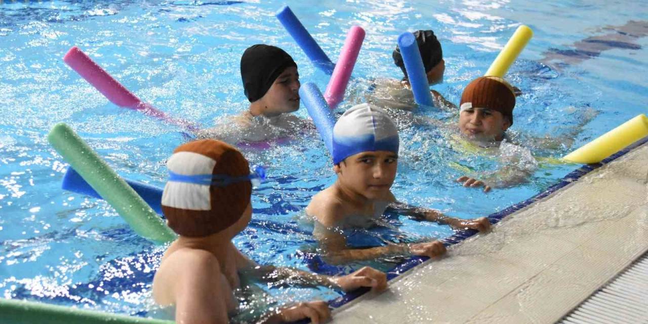 Aziziye’de Ücretsiz Yüzme Kursları Başlıyor