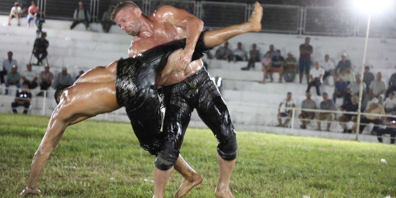 17. Edremit Şehit Hamdibey Yağlı Pehlivan Güreşleri Yapıldı