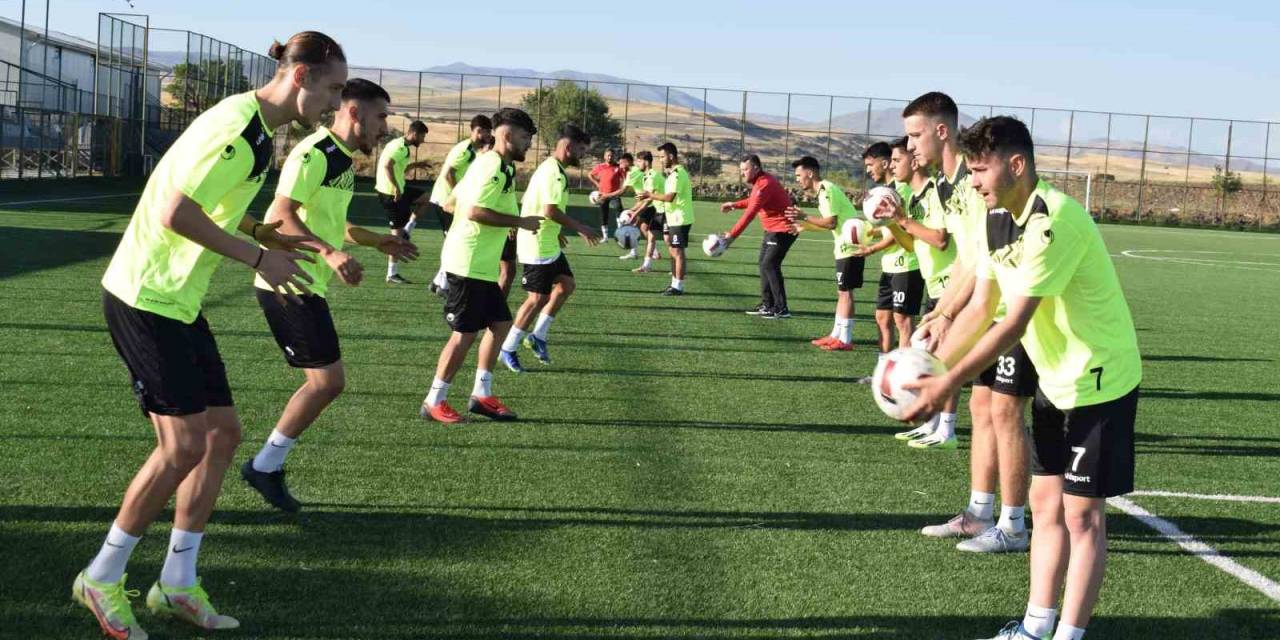 Arguvanspor Topbaşı Yaptı