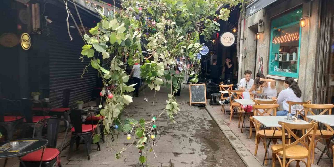 Beyoğlu’nda Faciadan Dönülen Anlar Kamerada: Ağaç Devrildi, Çevredekiler Son Anda Kurtuldu