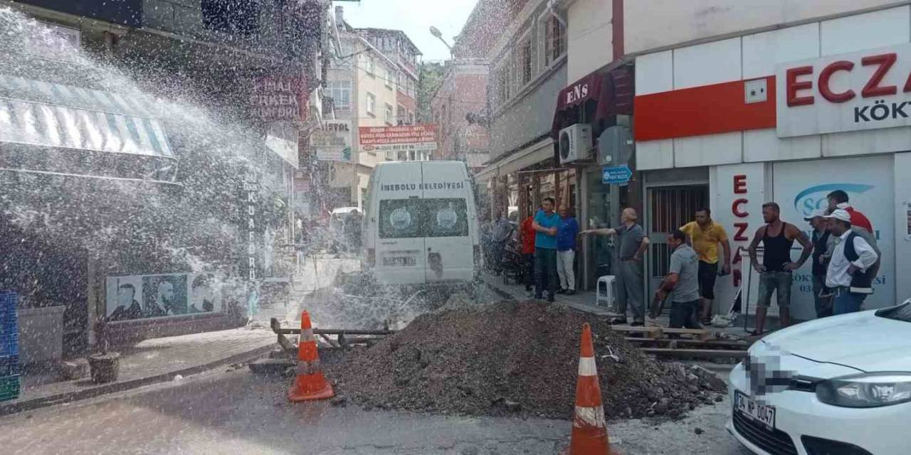 Patlayan Su Borusu Sebebiyle Vatandaşlar Neye Uğradıklarına Şaşırdı