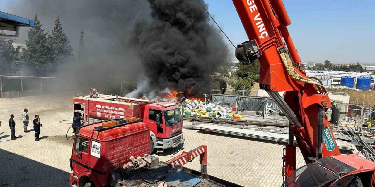 Hatay’da Kauçuk Fabrikası Önünde Yangın
