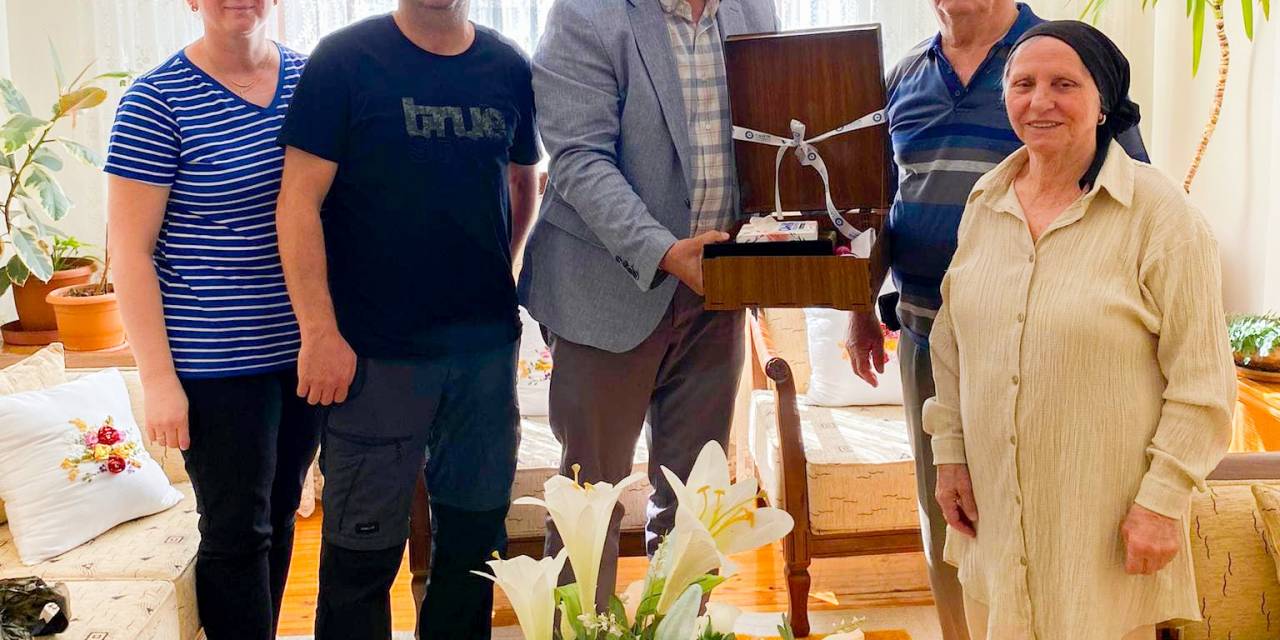 Başkan Sandıkçı’dan Hacılara Kur’an-ı Kerim Hediyesi