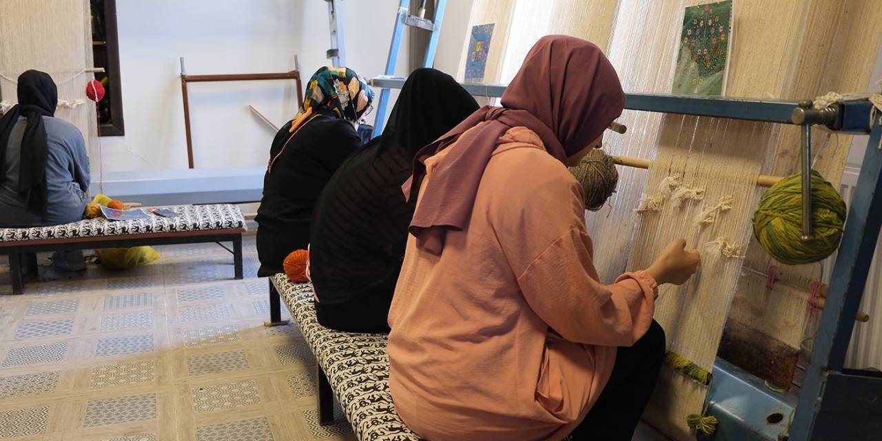 Halı Dokuma Kursuna Yoğun İlgi