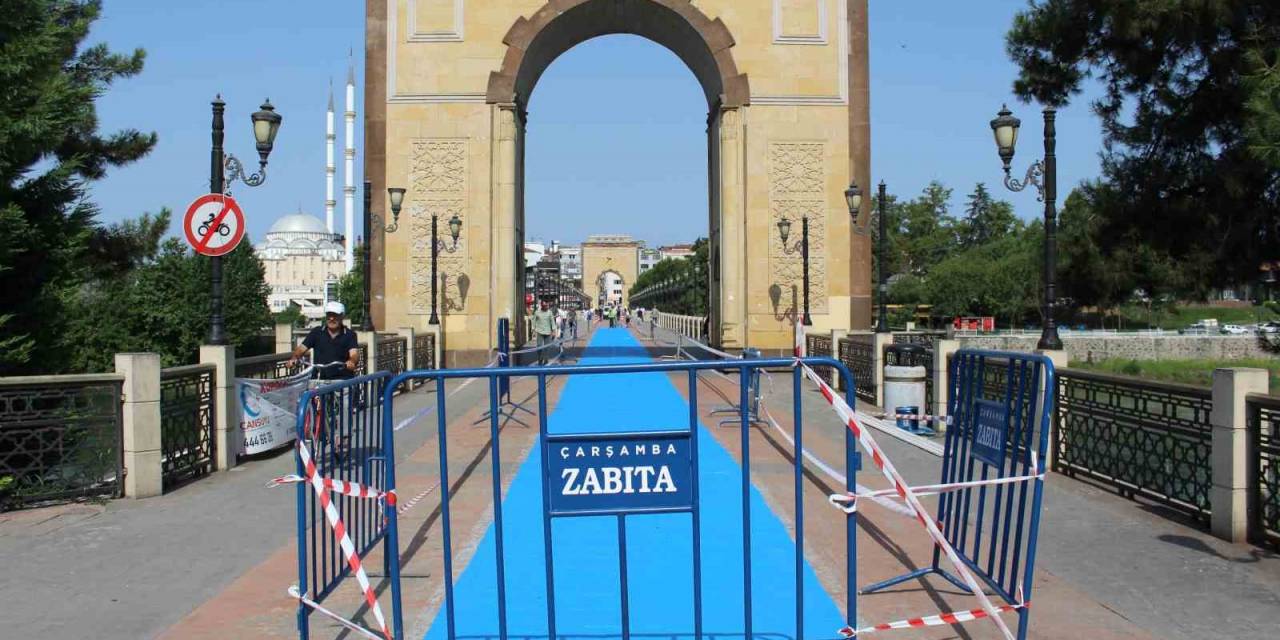 Tarihi Köprü’ye ‘mavi Yol’