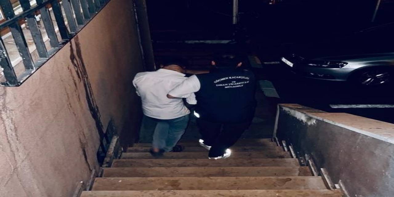 Şüpheli Üzerine Durdurulan Araçta 8 Düzensiz Göçmen Yakalandı