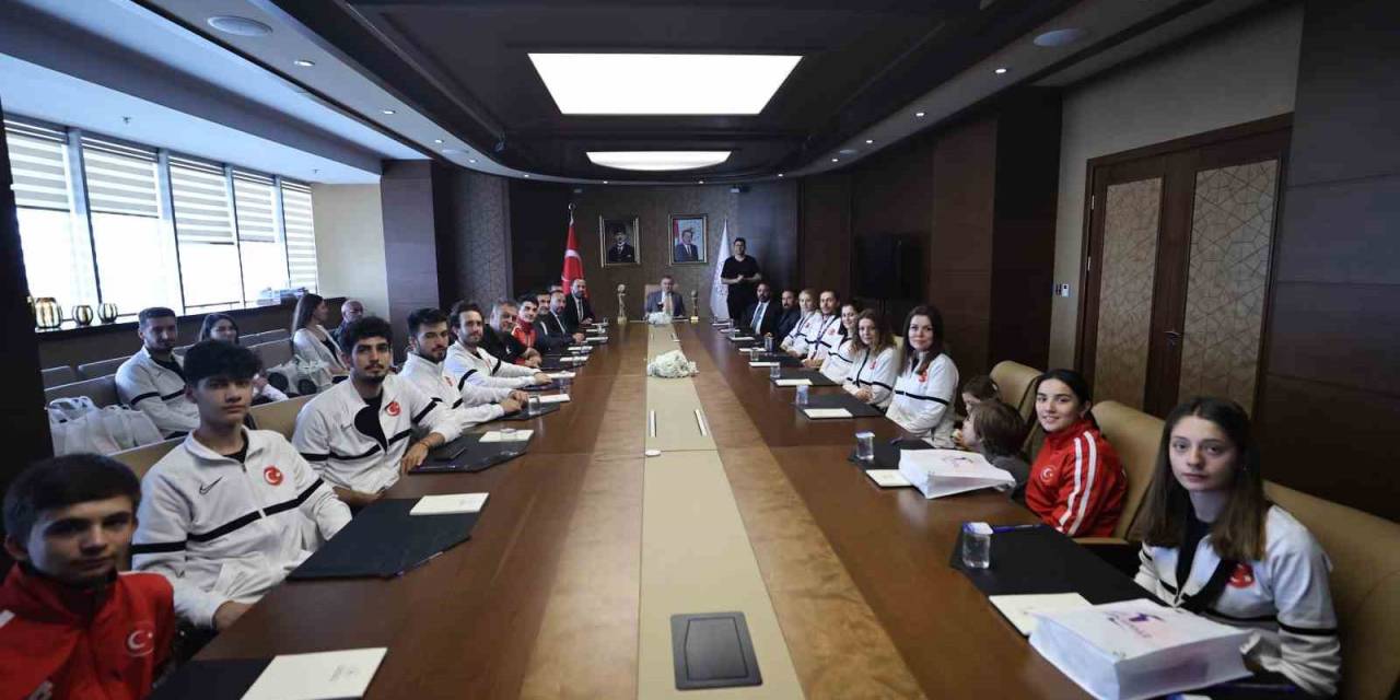 Bakan Dr. Osman Aşkın Bak, İşitme Engelliler Voleybol Milli Takımları’nı Kabul Etti