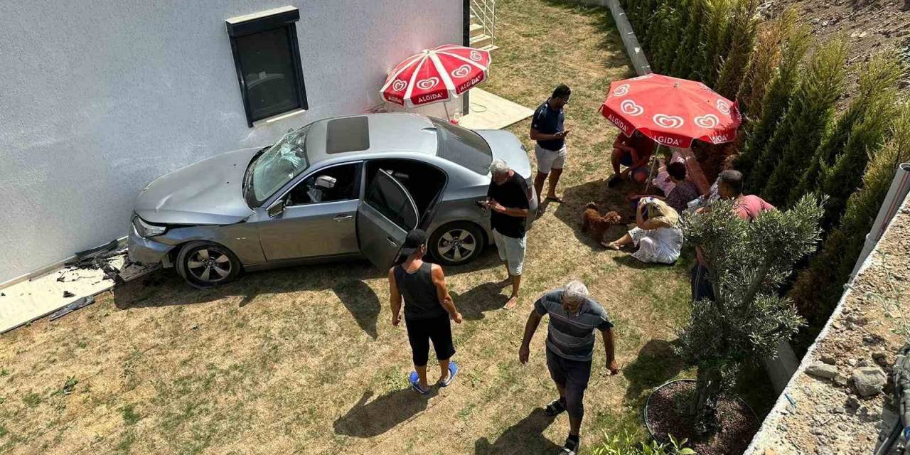 Otomobil Metrelerce Yükseklikten Evin Bahçesine Düştü