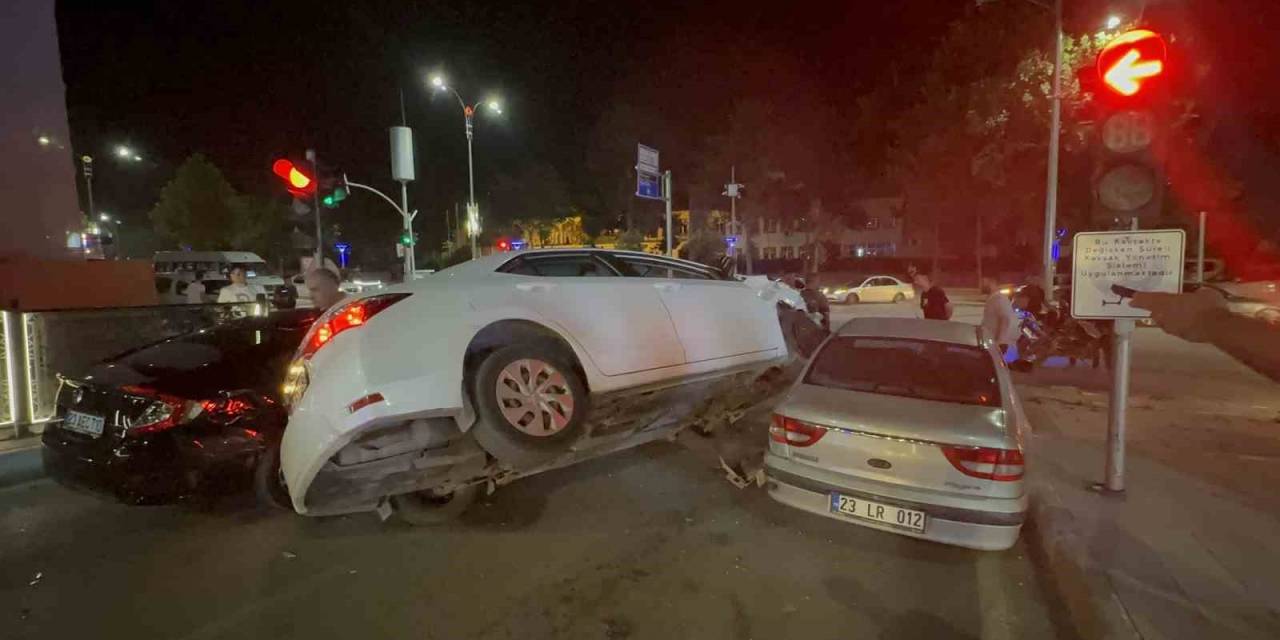 İki Aracın Arasına Sıkışan Otomobil Diğer Aracına Üzerine Çıktı: 2 Yaralı