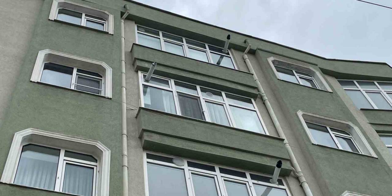 Edirne’de Pencere Sinekliğine Yaslanan Çocuk 3’üncü Kattan Düştü