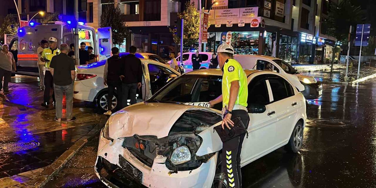 Kayganlaşan Yolda İki Otomobil Çarpıştı: 3 Yaralı