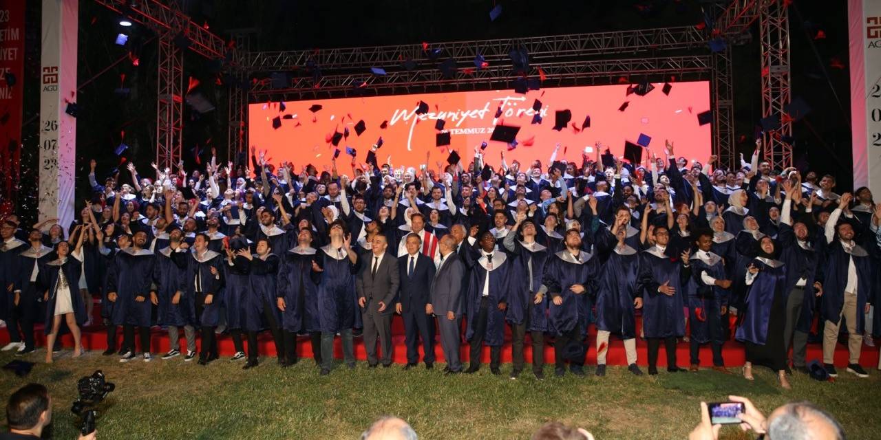 Abdullah Gül Üniversitesi’nde Mezuniyet Sevinci