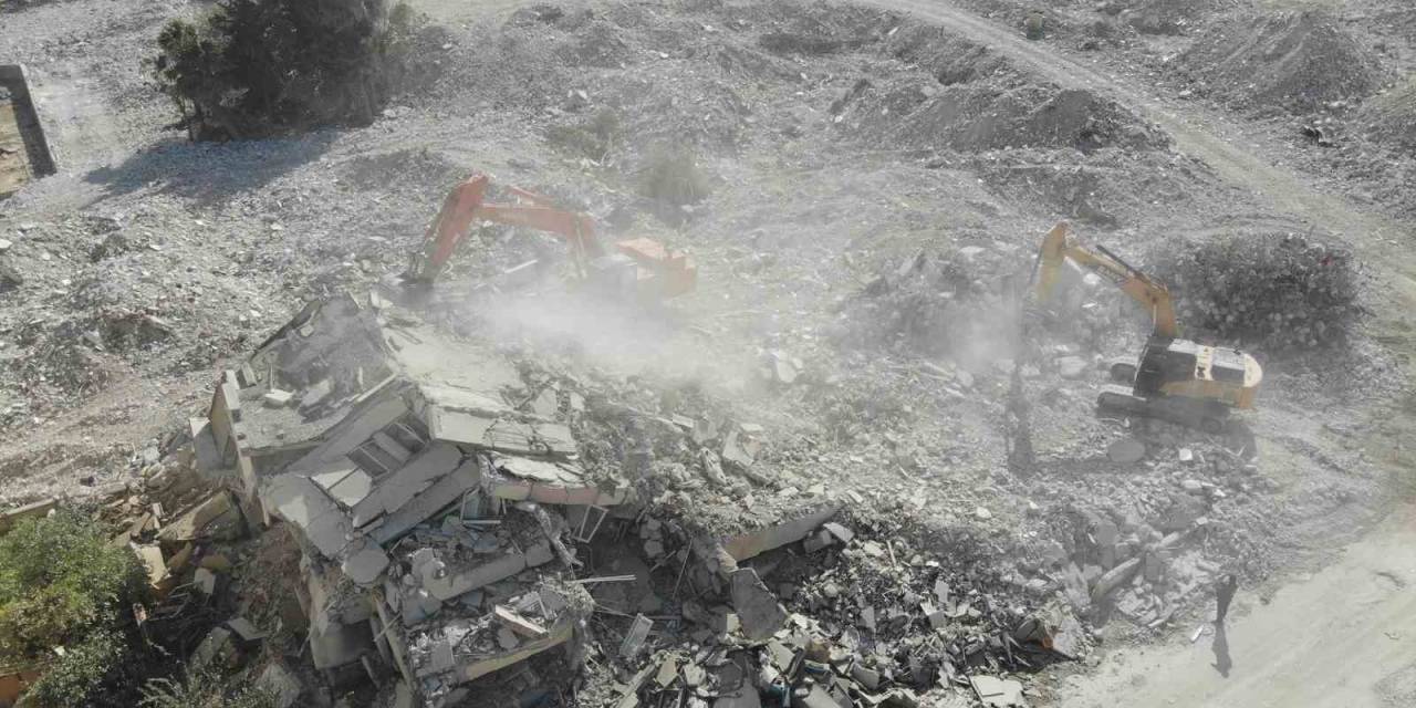 Enkaz Kentte Afrika Sıcağında Zorlu Yıkım