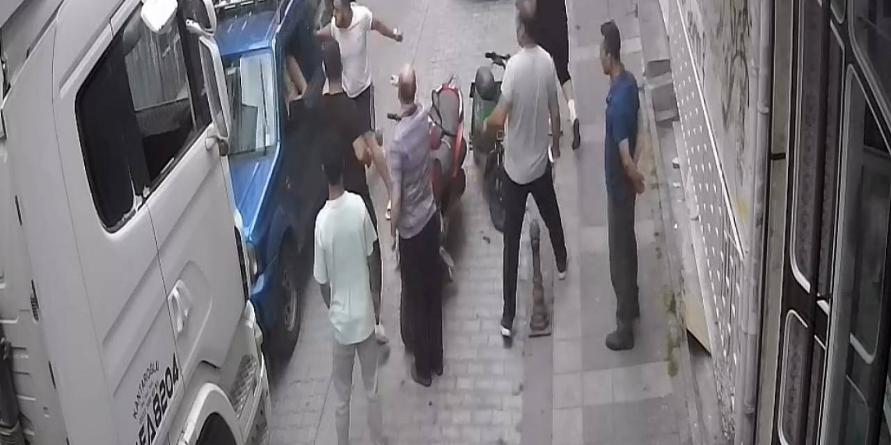Kadıköy’de Yol Kavgasında Yumruklar Havada Uçuştu
