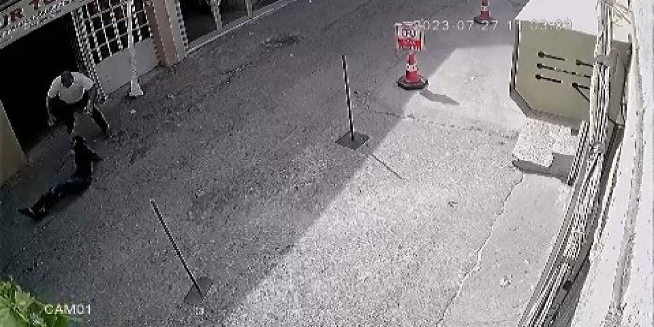 Sokağı Ringe Çevirdi, Yakaladığı Hırsızlık Şüphelisini Yerden Yere Vurdu