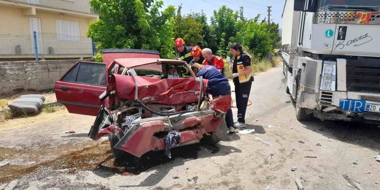 Tır İle Otomobil Kafa Kafaya Çarpıştı: 2 Yaralı