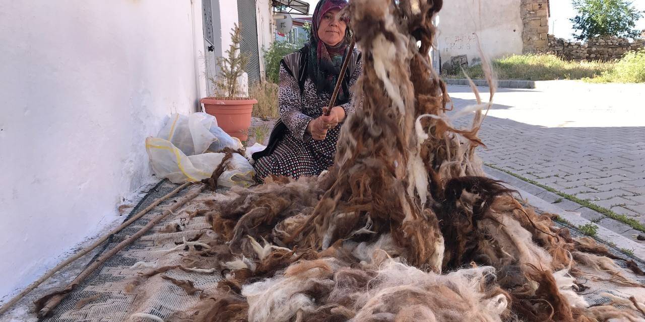 Bayburtlu Kadınların Zorlu Yün Çırpma Mesaisi Başladı