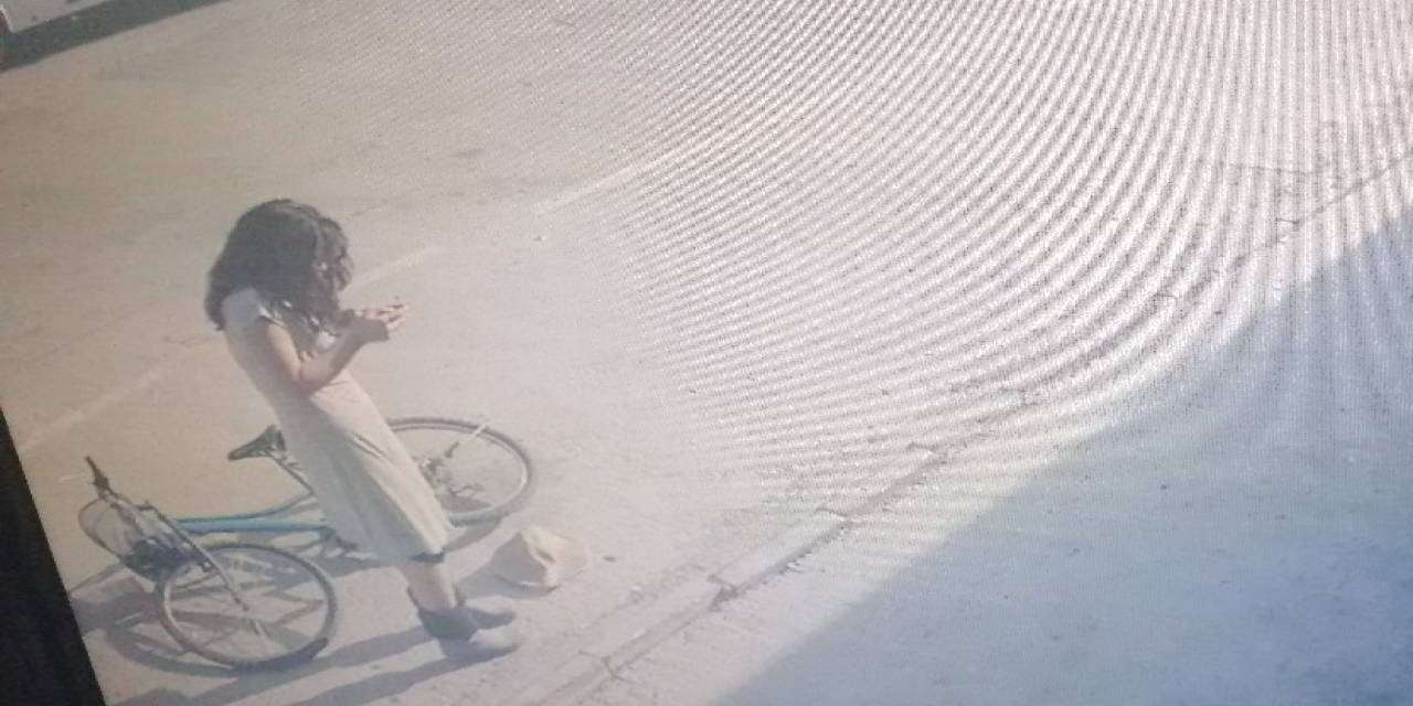 Bisikletiyle Gelen Genç Kız, Çaldığı Kaskı Başına Takıp Gitti