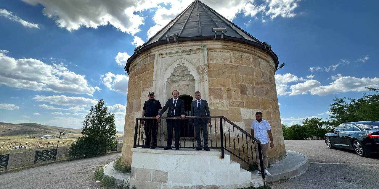 Akli Dengesi Bozuk Şahsın Zarar Verdiği Türbelerde Restorasyon Çalışmaları Tamamlandı