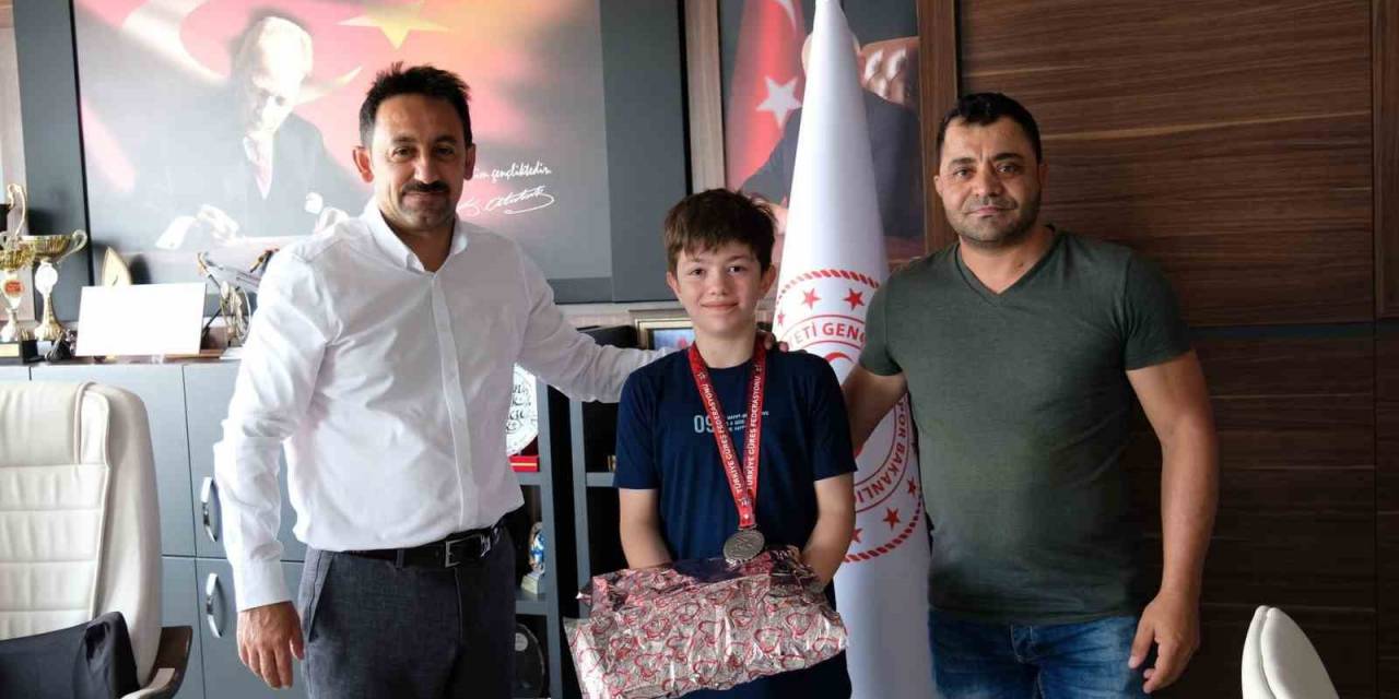 Türkiye İkincisi Olan Erzincanlı Güreşçiye Gençlik Ve Spor İl Müdürü Mumcu’dan Hediye Takdimi