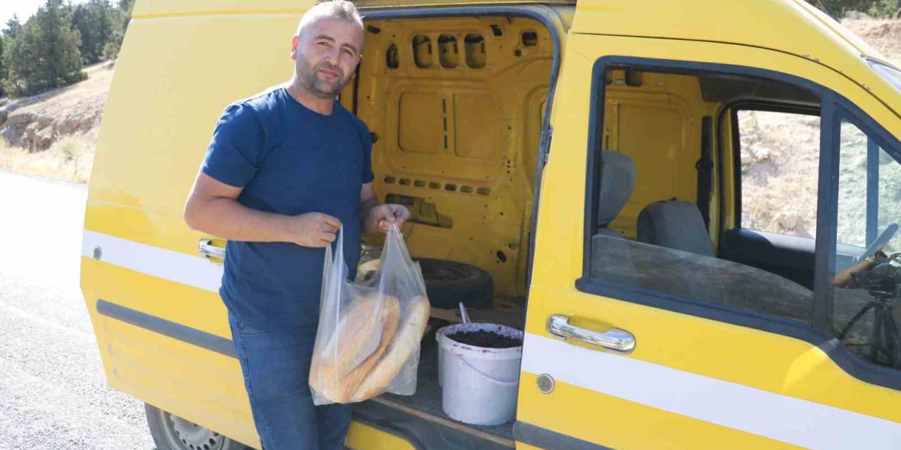 Ekmek Parasını 7 Köyün Ekmeğini Dağıtarak Kazanıyor