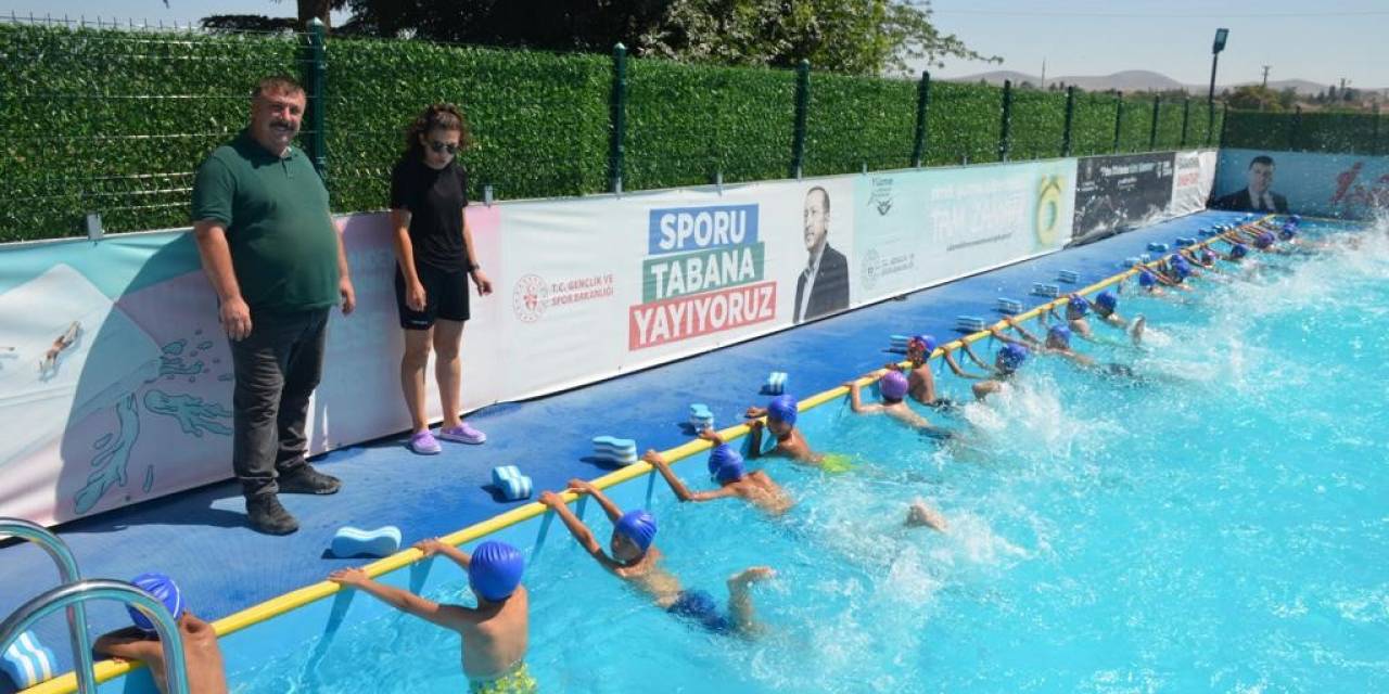 Beylikova’da Vatandaşlar Ücretsiz Kursta Keyifle Yüzme Öğreniyor