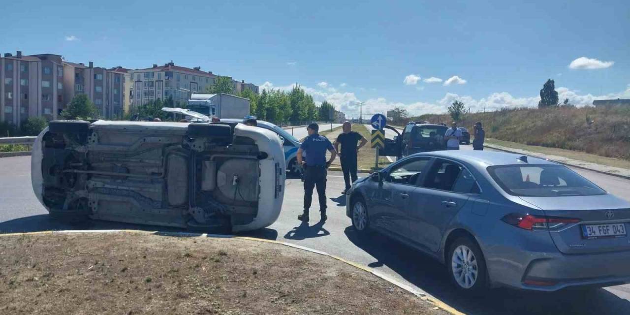 Tekirdağ’da Kavşakta 2 Otomobil Çarpıştı