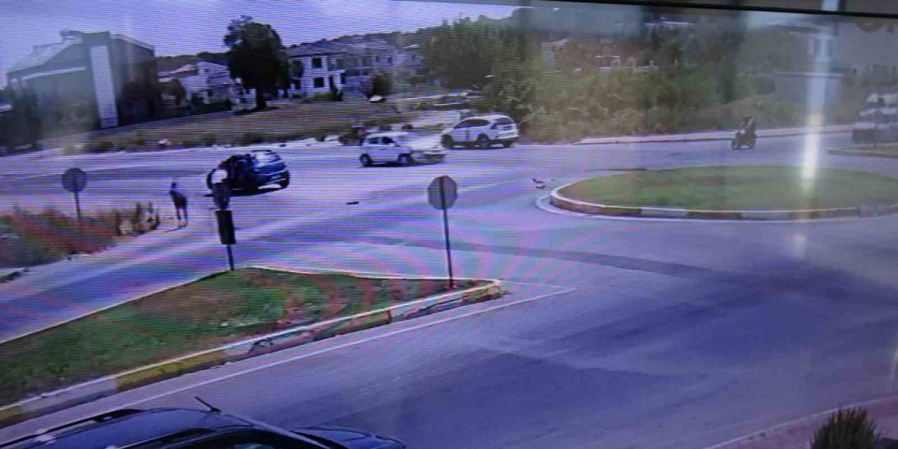 Otomobiller Çarpıştı, Yürüyen Gençler Ölümden Kıl Payı Kurtuldu