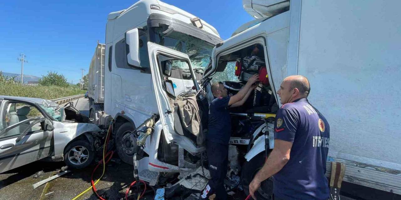 Kamyon Karşı Şeride Geçti, Tır Ve Otomobile Çarptı: 3 Yaralı