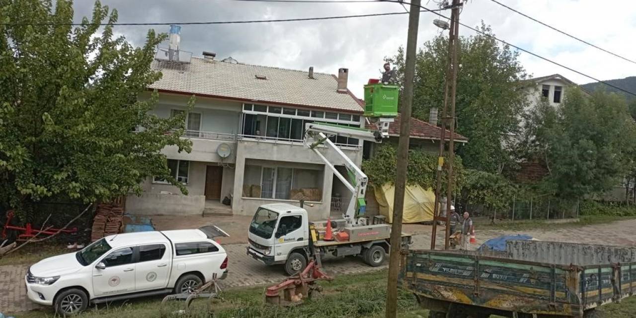 Ayaklarına Alçı Bandajı Dolanan Leylek Kurtarıldı