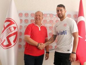 Antalyaspor Ozan İpek İle 1 Yıllık Sözleşme İmzaladı