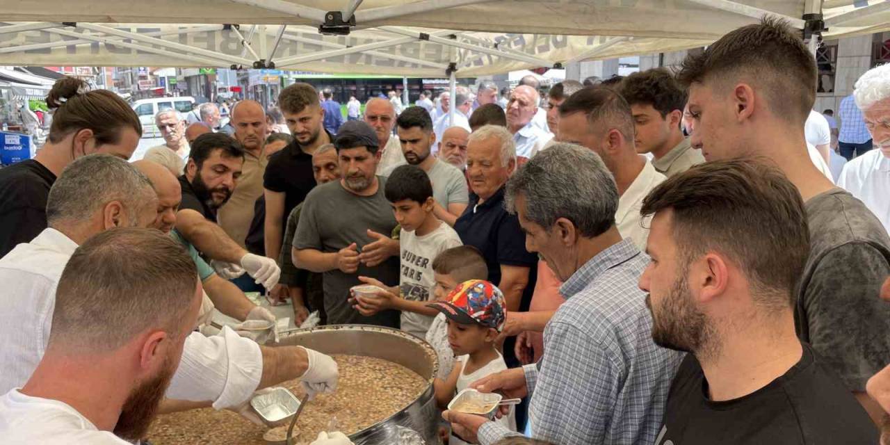 Sakarya’da Cuma Namazı Sonrası Vatandaşa Aşure Dağıtıldı