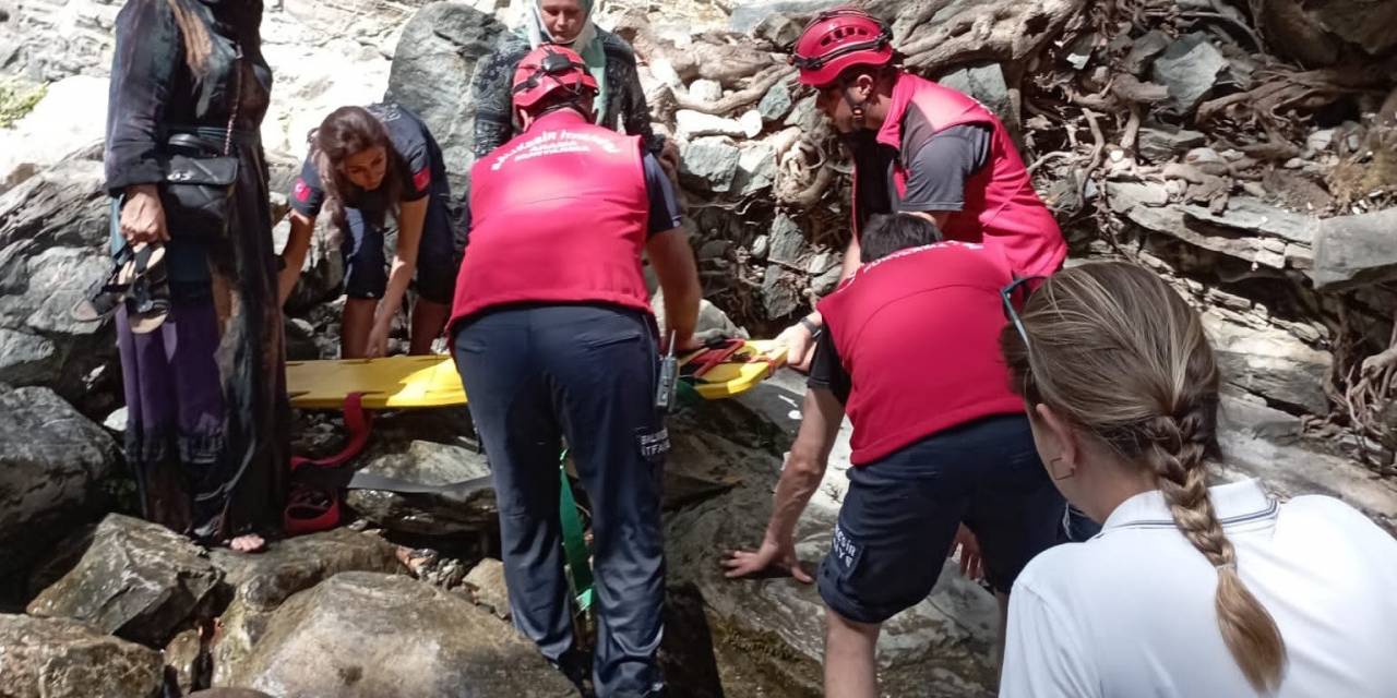 Edremit’te Kayalıklardan Düşen Turistin Yardımına İtfaiye Ekipleri Koştu