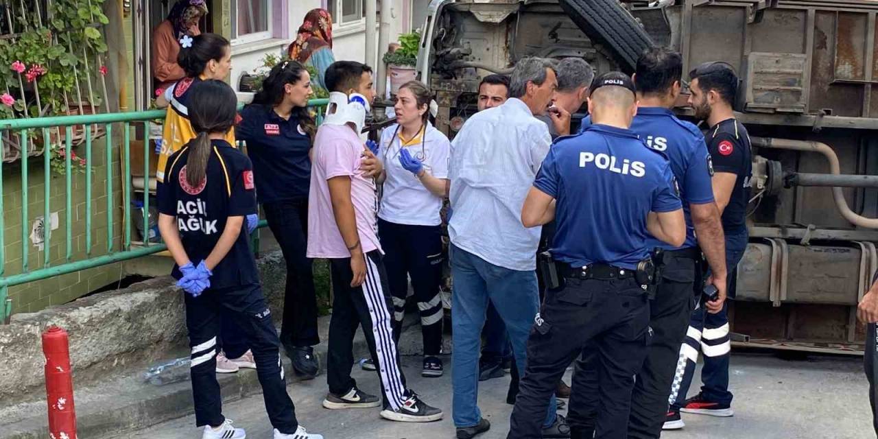 Kayan Kamyon Önce Duvara, Sonra Yeni Alınmış Otomobile Çarparak Devrildi: 3 Kişi Burnu Bile Kanamadan Kurtuldu