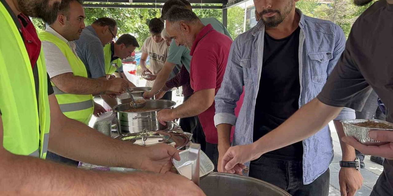 Kastamonu’da Cami Cemaatine Aşure Dağıtıldı