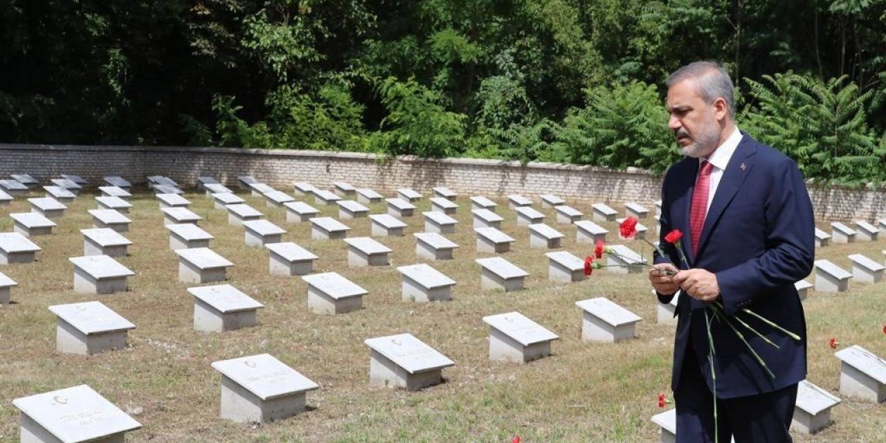 Bakan Fidan, Galiçya Cephesi Türk Şehitliği’ni Ziyaret Etti
