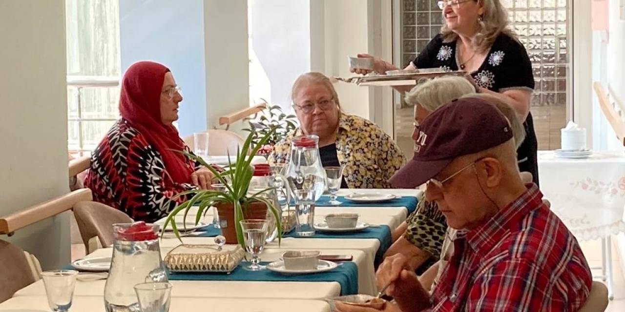 Huzurevinde Kalan Necmiye Nine Aşure Geleneğini Sürdürüyor